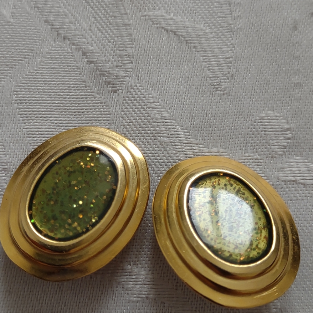 Oval Cabochon gold tone green earrings vintage Stud Post